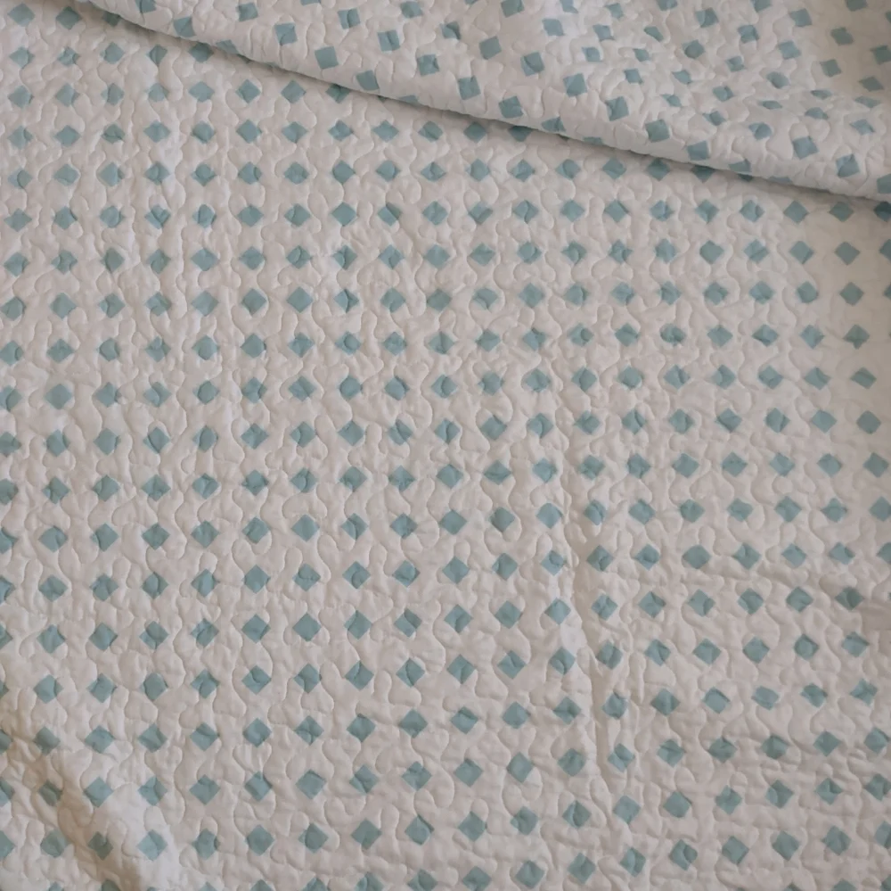 One Reversible Quilt Bedspread Blue White Floral Diamonds